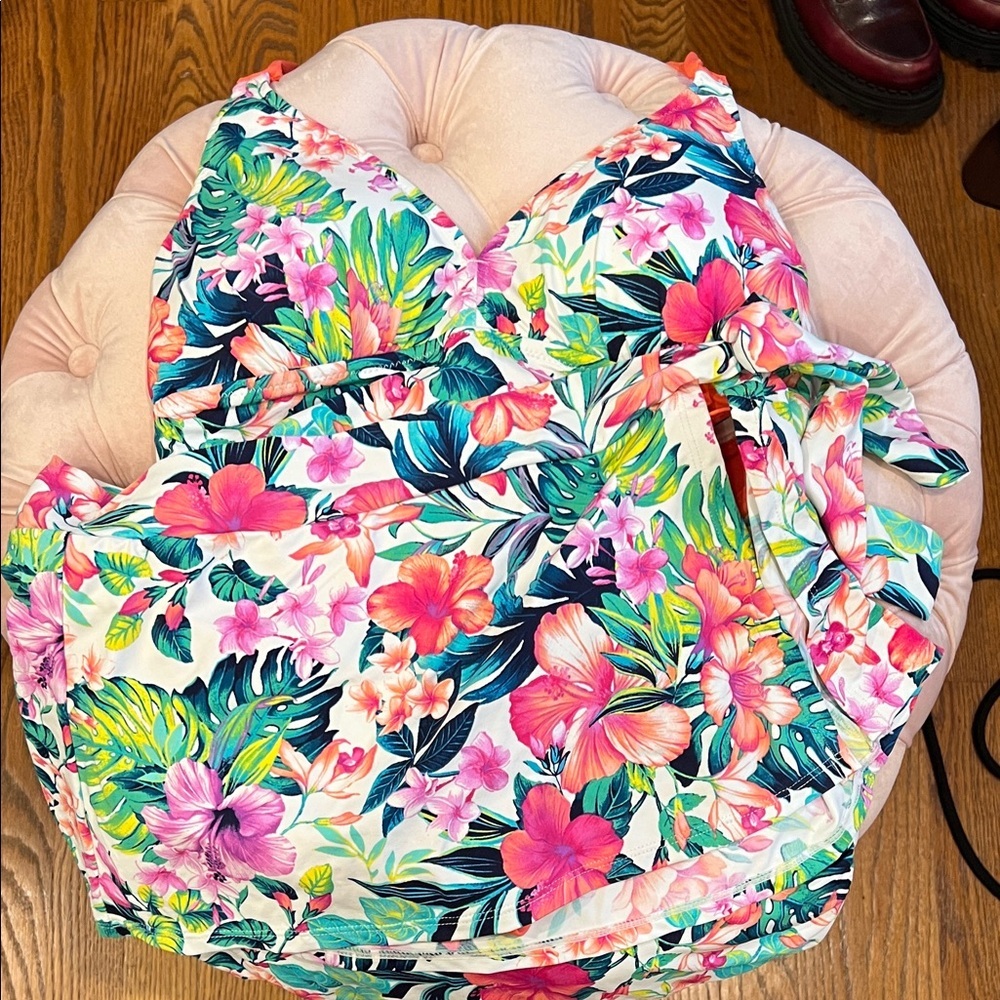 Women’s Floral Tankini and Bikini Bottom. New Without Tags. Large.